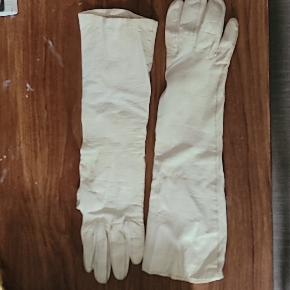 Real Kid Made in Italy Size 7 gloves.